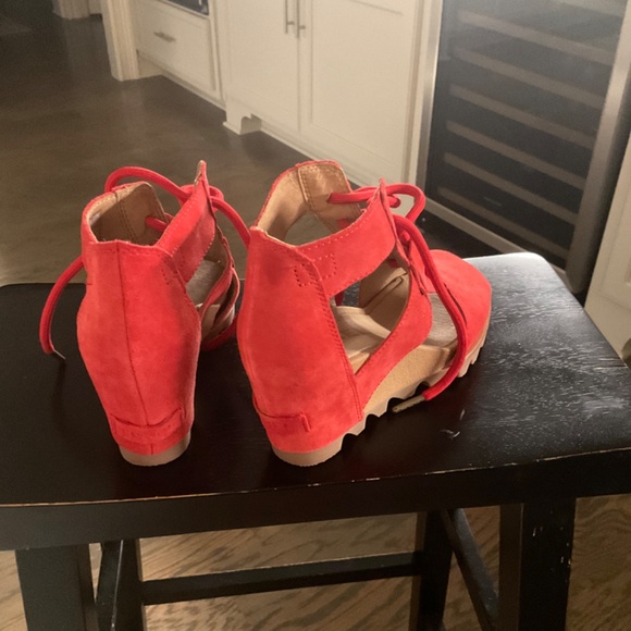 Sorel Women’s suede wedges size 7 - Picture 3 of 3
